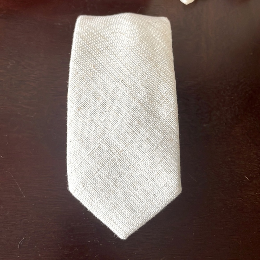 Skinny cream tie with lapel pin included